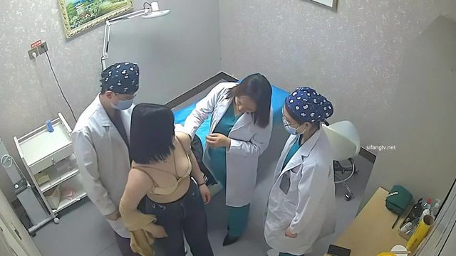 医院监控拍摄学生头眼镜妹当着男朋友的面把内裤和胸罩脱下来让好几个男医生检查身体